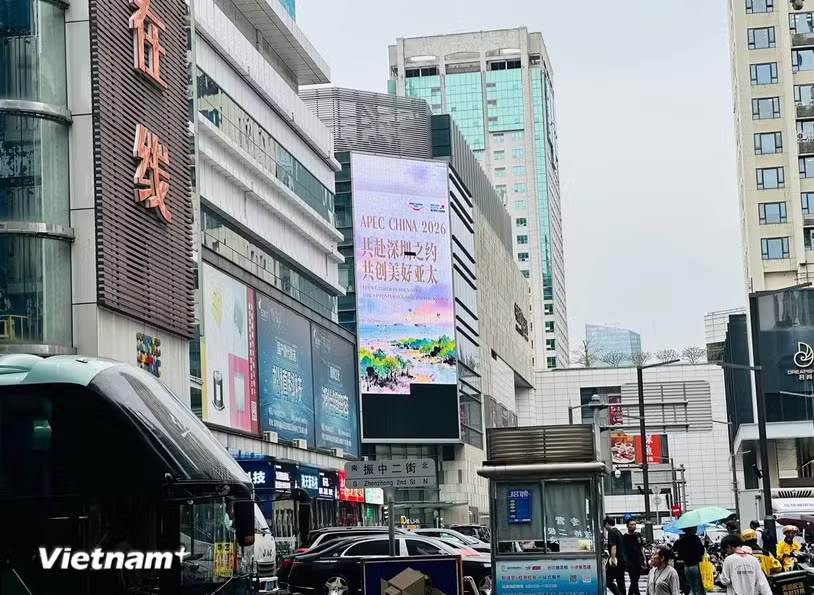 Banner tuyên truyền về năm APEC 2026 tại khu vực Hoa Cường Bắc (Thâm Quyến, Trung Quốc). (Ảnh: Việt Đức/Vietnam+)