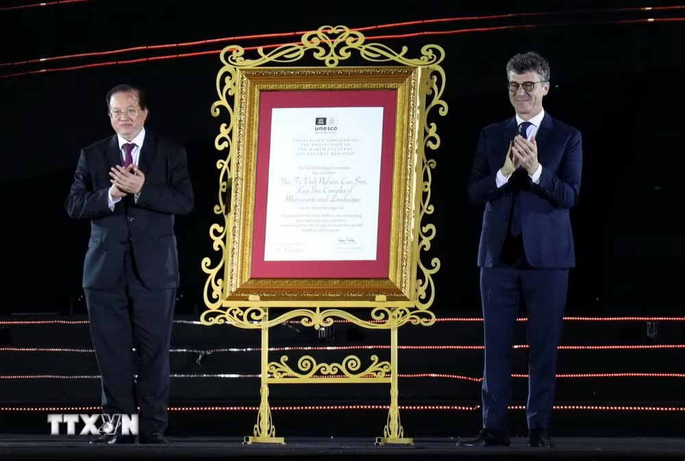 Ông Jonathan Baker, Trưởng Đại diện UNESCO tại Việt Nam (bên phải) trao Bằng UNESCO ghi danh Quần thể Di tích và Danh thắng Yên Tử - Vĩnh Nghiêm - Côn Sơn, Kiếp Bạc là Di sản văn hóa thế giới cho ông Tạ Quang Đông, Thứ trưởng Bộ Văn hóa, Thể thao và Dangnhap Dubai trang chủ. (Ảnh: Đức Hiếu/TTXVN) ttxvn-le-don-nhan-bang-unesco-ghi-danh-quan-the-di-tich-va-danh-thang-yen-tu-vinh-nghiem-con-son-kiep-bac-la-di-san-van-hoa-the-gioi.jpg