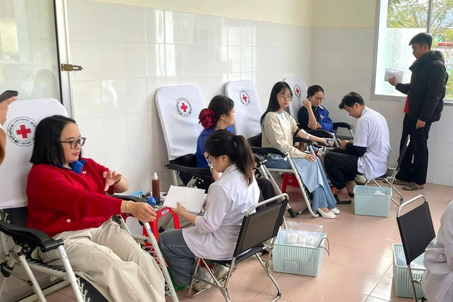 Giọt hồng nối nhịp yêu thương