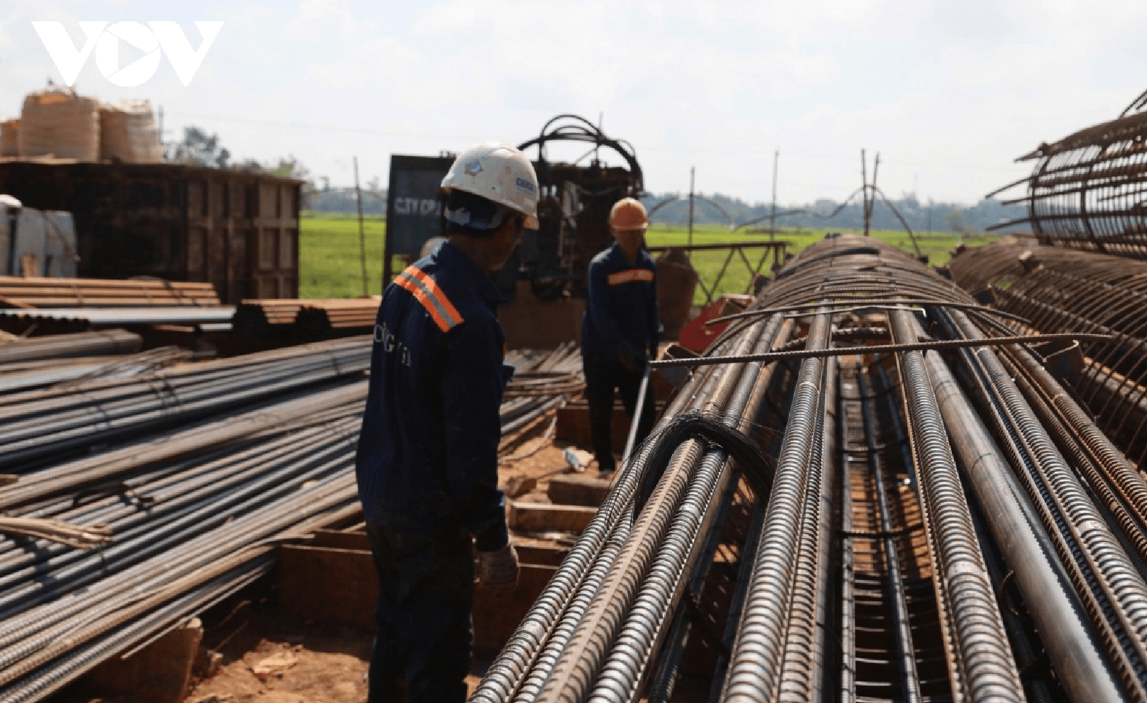 Công nhân thi công các hạng mục cầu hầm trên tuyến cao tốc Quy Nhơn - Pleiku