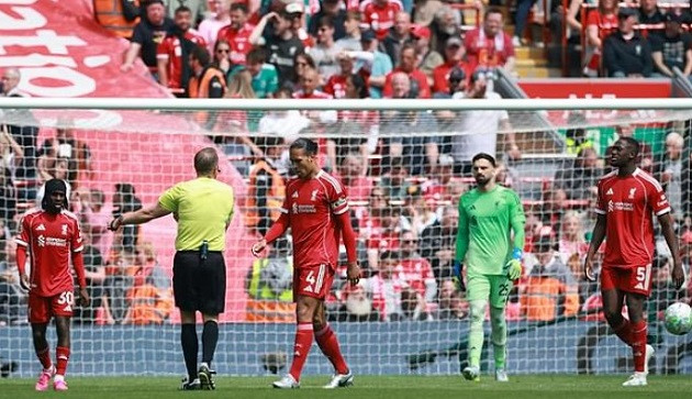 Sự thiếu gắn kết và tốc độ khiến lối đá của Liverpool trở nên dễ bị hóa giải.