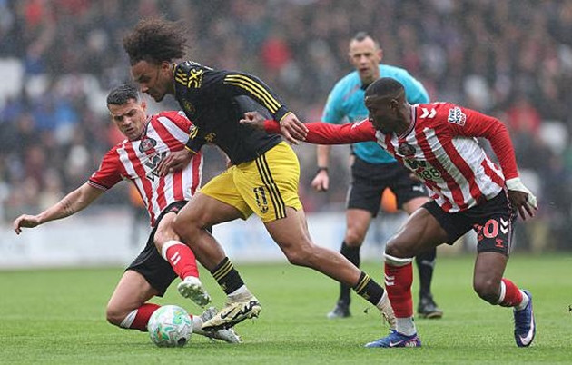 Joshua Zirkzee gây thất vọng trong trận đấu với Sunderland.