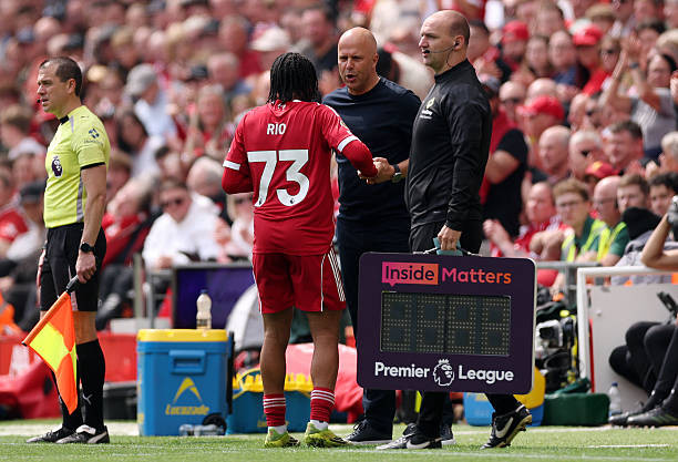 HLV Arne Slot đang áp dụng lộ trình quản lý thận trọng với tài năng trẻ Rio Ngumoha tại Liverpool.