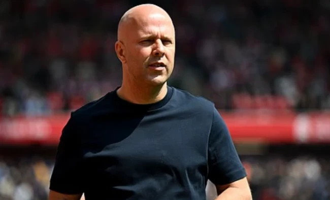 Arne Slot đứng trước áp lực phải thay đổi triệt để để giữ ghế tại Anfield.