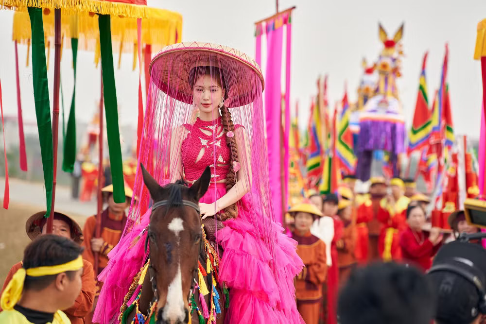 Ca sỹ Hòa Minzy mang văn hóa truyền thống vùng quê quan họ vào MV “Bắc Bling.” (Ảnh: CTV/Vietnam+) b-434.jpg