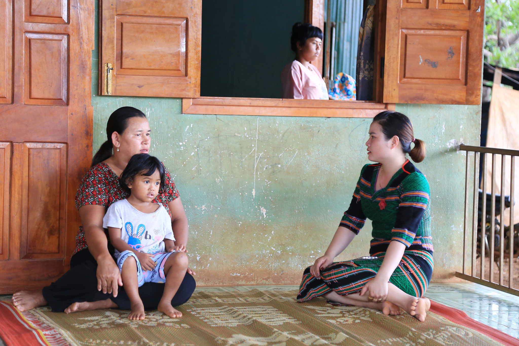 Các lực lượng địa phương đẩy mạnh công tác tuyên truyền pháp luật về với người dân xã Quảng Tân