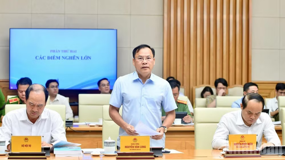 Thứ trưởng Công an Nguyễn Văn Long phát biểu ý kiến tại phiên họp. (Ảnh: Thanh Giang) Thứ trưởng Công an Nguyễn Văn Long phát biểu ý kiến tại phiên họp. (Ảnh: Thanh Giang)