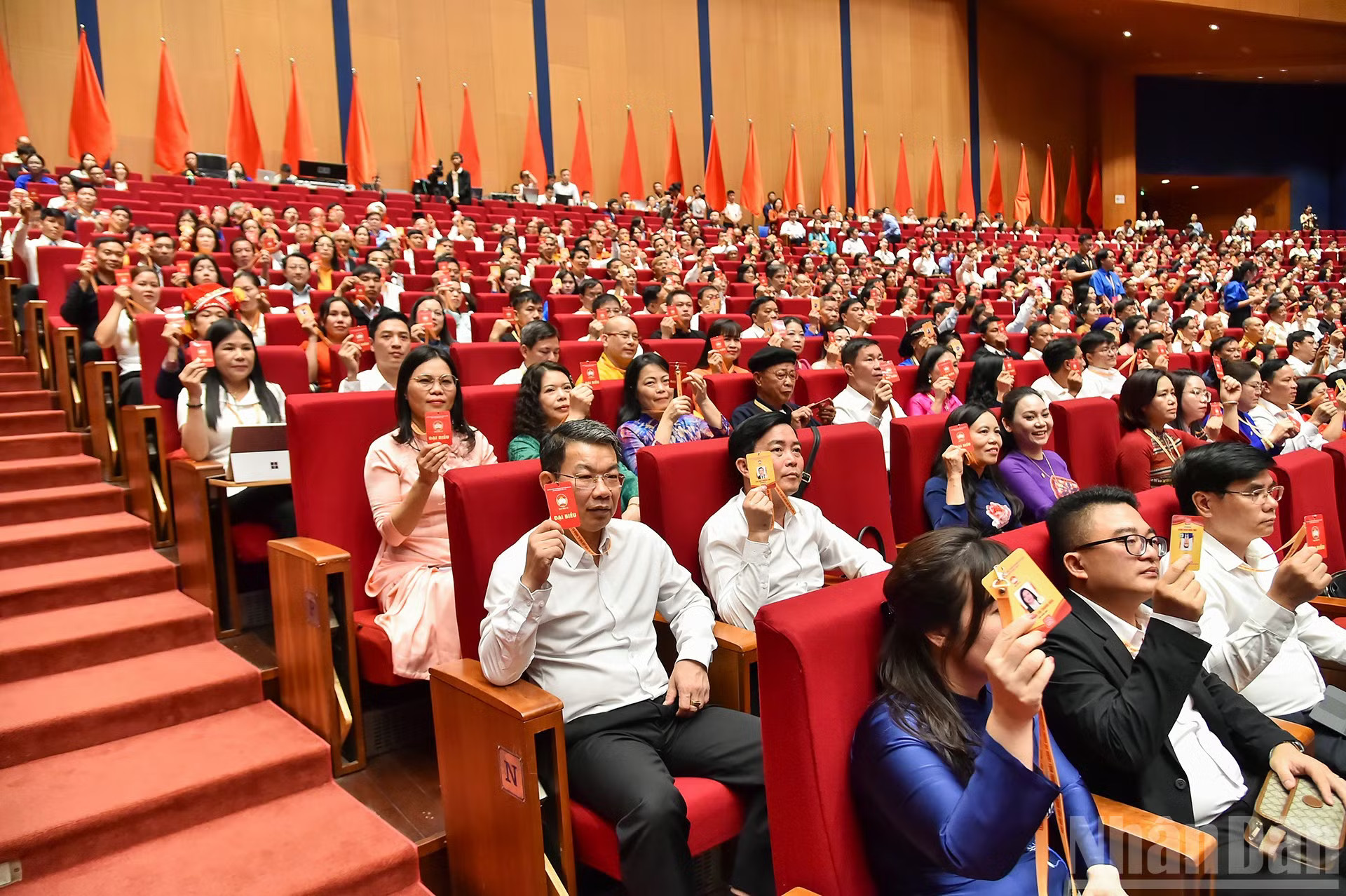 Các đại biểu biểu quyết tại phiên trù bị. ndo_br_12-1837.jpg
