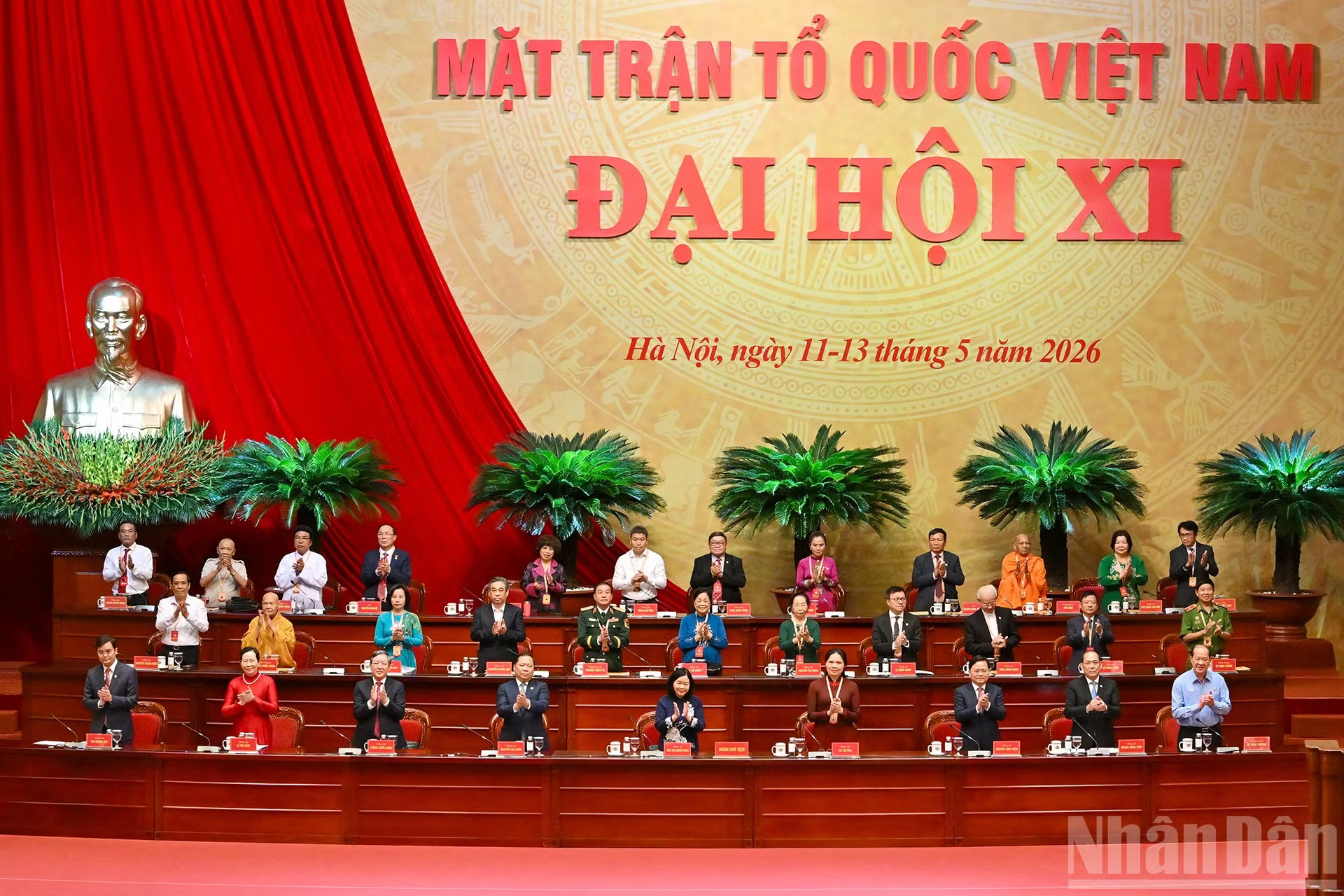 Đoàn Chủ tịch Đại hội đại biểu toàn quốc Mặt trận Tổ quốc Việt Nam lần thứ XI ra mắt tại phiên trù bị. ndo_br_5-7783.jpg