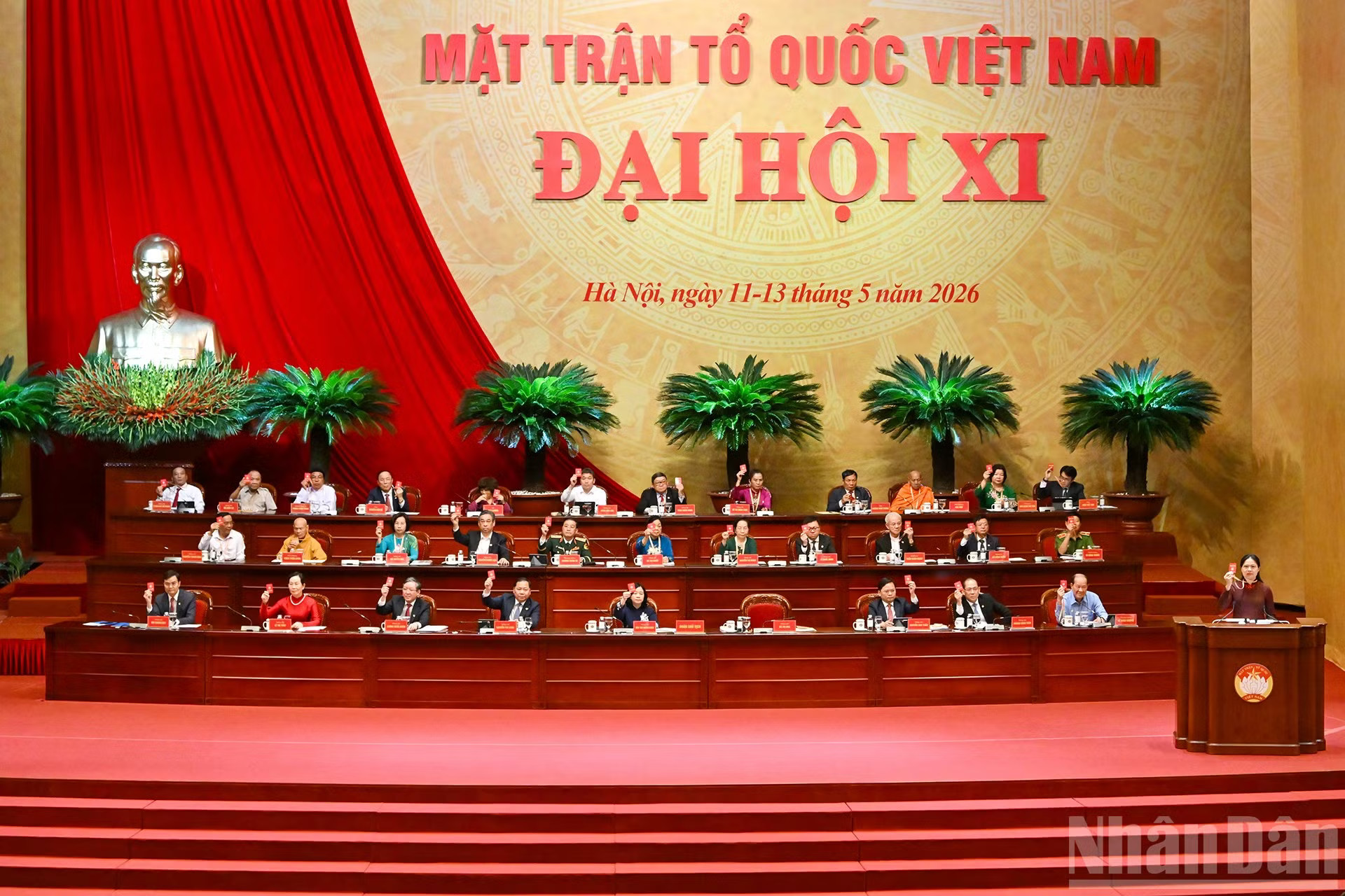Đoàn Chủ tịch biểu quyết tại phiên trù bị. ndo_br_10-7800.jpg