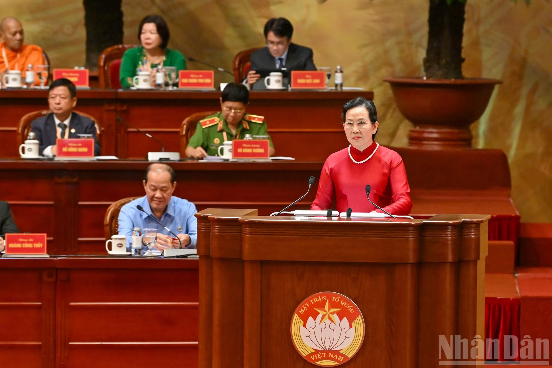 Chủ tịch Hội Liên hiệp Phụ nữ Việt Nam Lê Thị Thủy báo cáo tình hình đại biểu tham dự Đại hội. ndo_br_7-9386.jpg