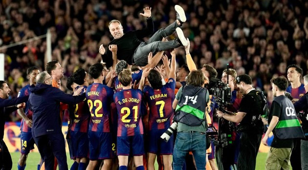 HLV Hansi Flick chia vui cùng các cầu thủ Barcelona sau chức vô địch.