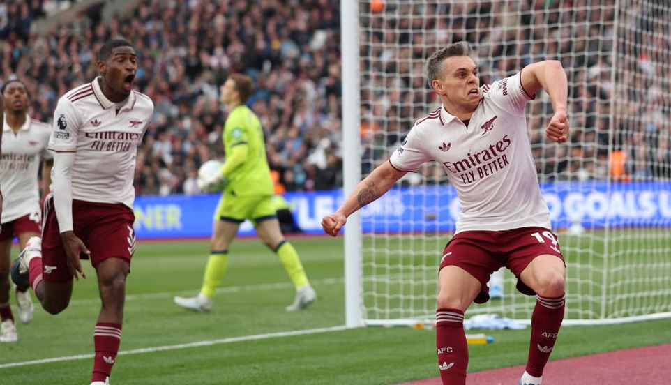 Leandro Trossard ăn mừng bàn thắng duy nhất giúp Arsenal áp sát ngôi vô địch.