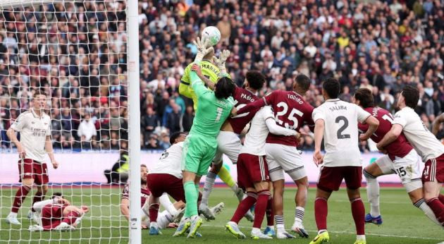 Tình huống gây tranh cãi khi VAR từ chối bàn thắng của West Ham ở phút bù giờ.