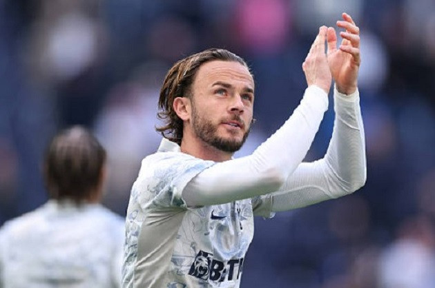 Tiền vệ James Maddison tập luyện cùng các đồng đội tại Tottenham.