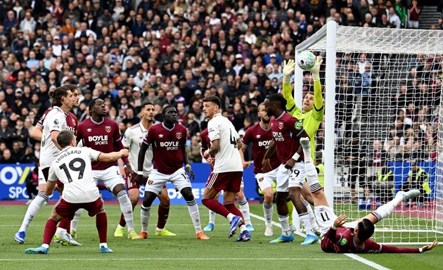 Jarrod Bowen thất thần sau khi tiếng còi mãn cuộc vang lên tại London Stadium.