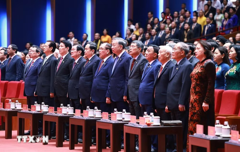 Tổng Bí thư, Chủ tịch nước Tô Lâm cùng các đại biểu thực hiện nghi lễ chào cờ. (Ảnh: Dương Giang/TTXVN) ttxvn-khai-mac-trong-the-dai-hoi-dai-bieu-mat-tran-to-quoc-12.jpg