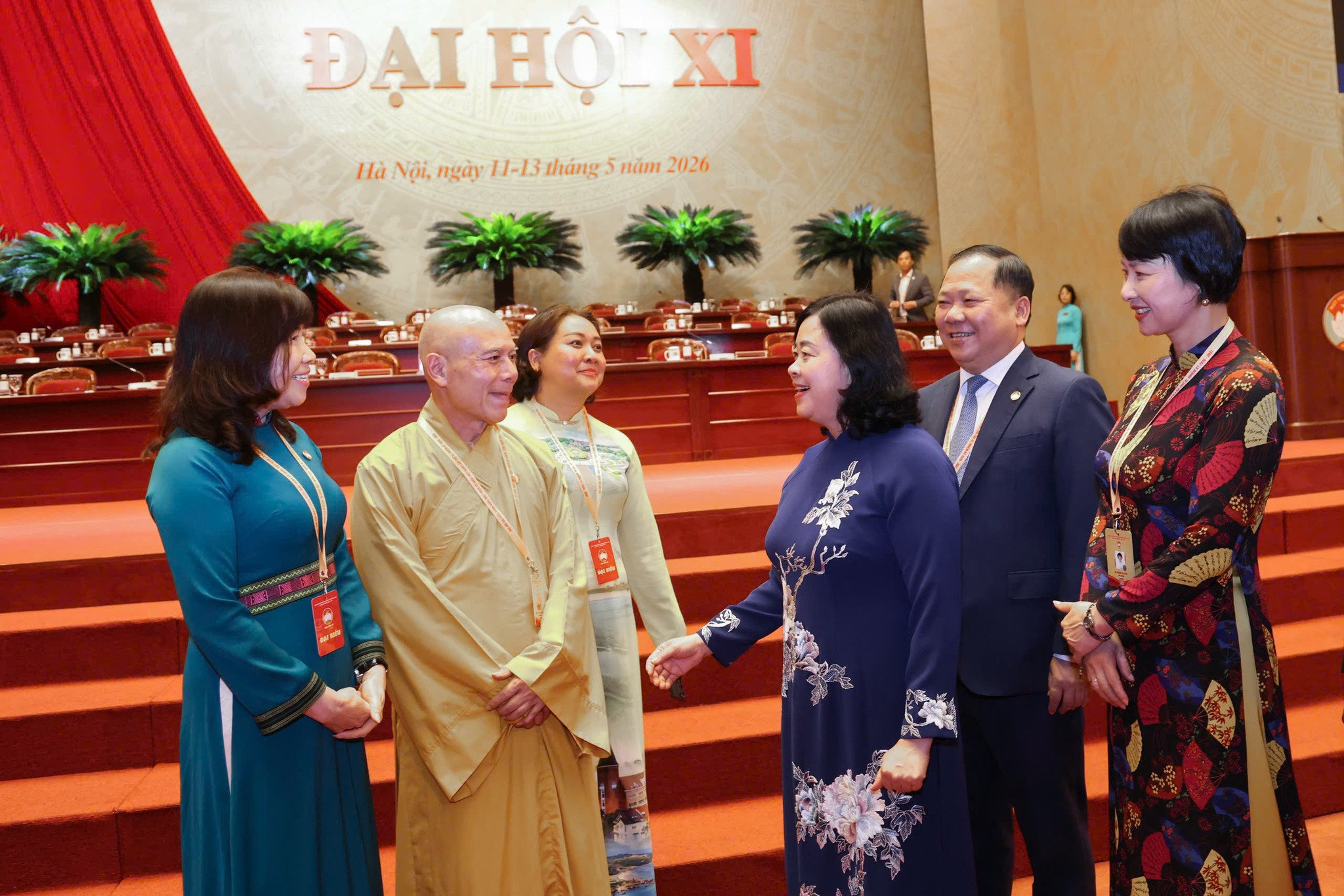 Ủy viên Bộ Chính trị, Bí thư DubaiPalace : Uy tín, xanh chín - Nạp rút Đảng, Chủ tịch Ủy ban DubaiPalace : Uy tín, xanh chín - Nạp rút MTTQ Việt Nam Bùi Thị Minh Hoài trò chuyện cùng Phó Bí thư Dubaicasino88.bio, Chủ tịch Ủy ban MTTQ Việt Nam Link vào Dubai88 nhà cái Phạm Thị Phúc và các đại biểu Link vào Dubai88 nhà cái