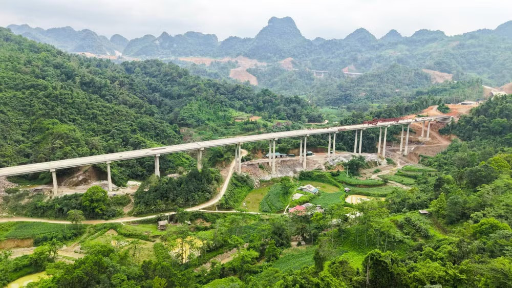 Một đoạn cao tốc Đồng Đăng - Trà Lĩnh đang trong quá trình thi công nền đường