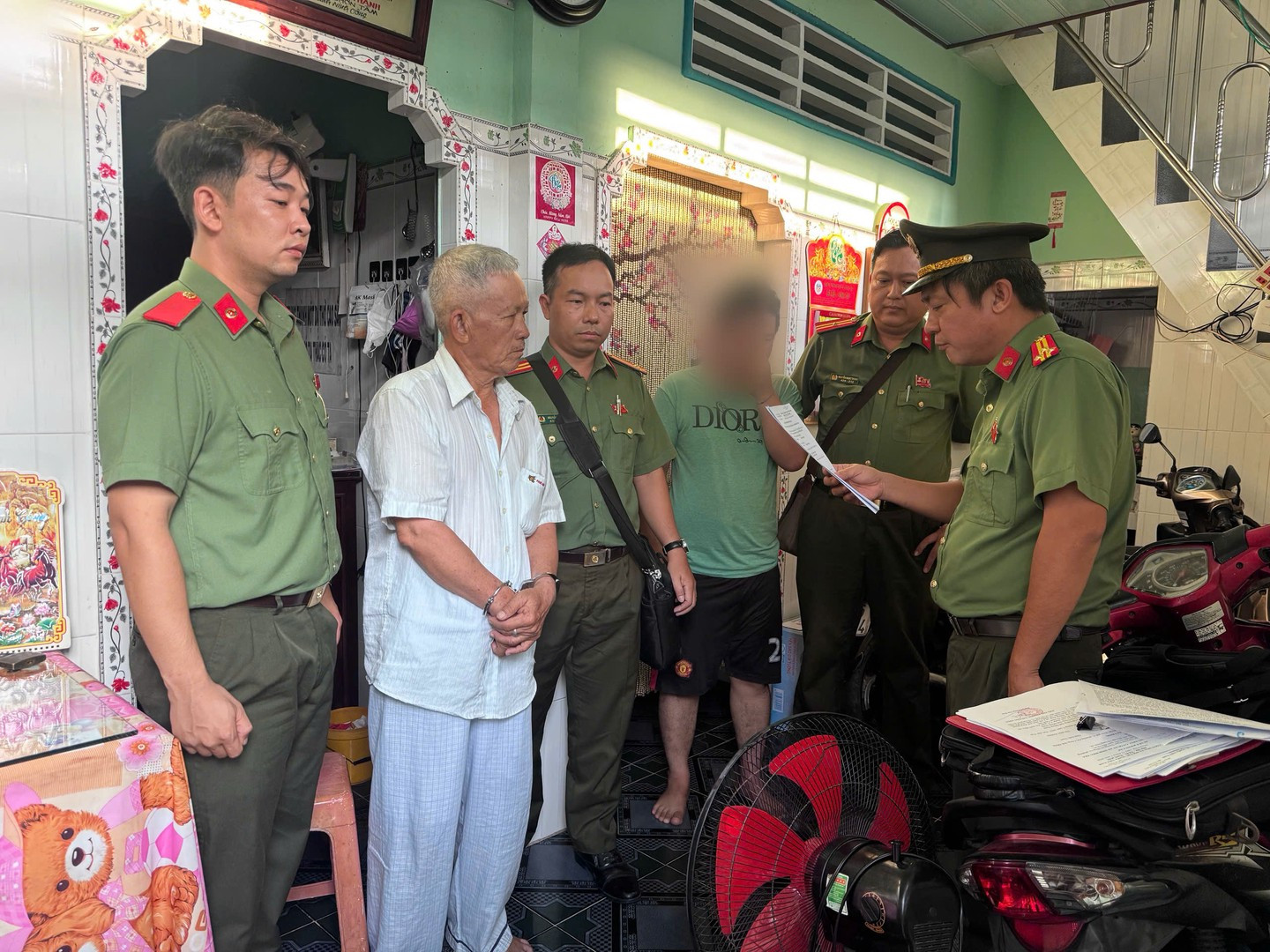 Cơ quan An ninh điều tra Công an Link vào Đồng Tháp thi hành Quyết định khởi tố và Lệnh bắt bị can để tạm giam.