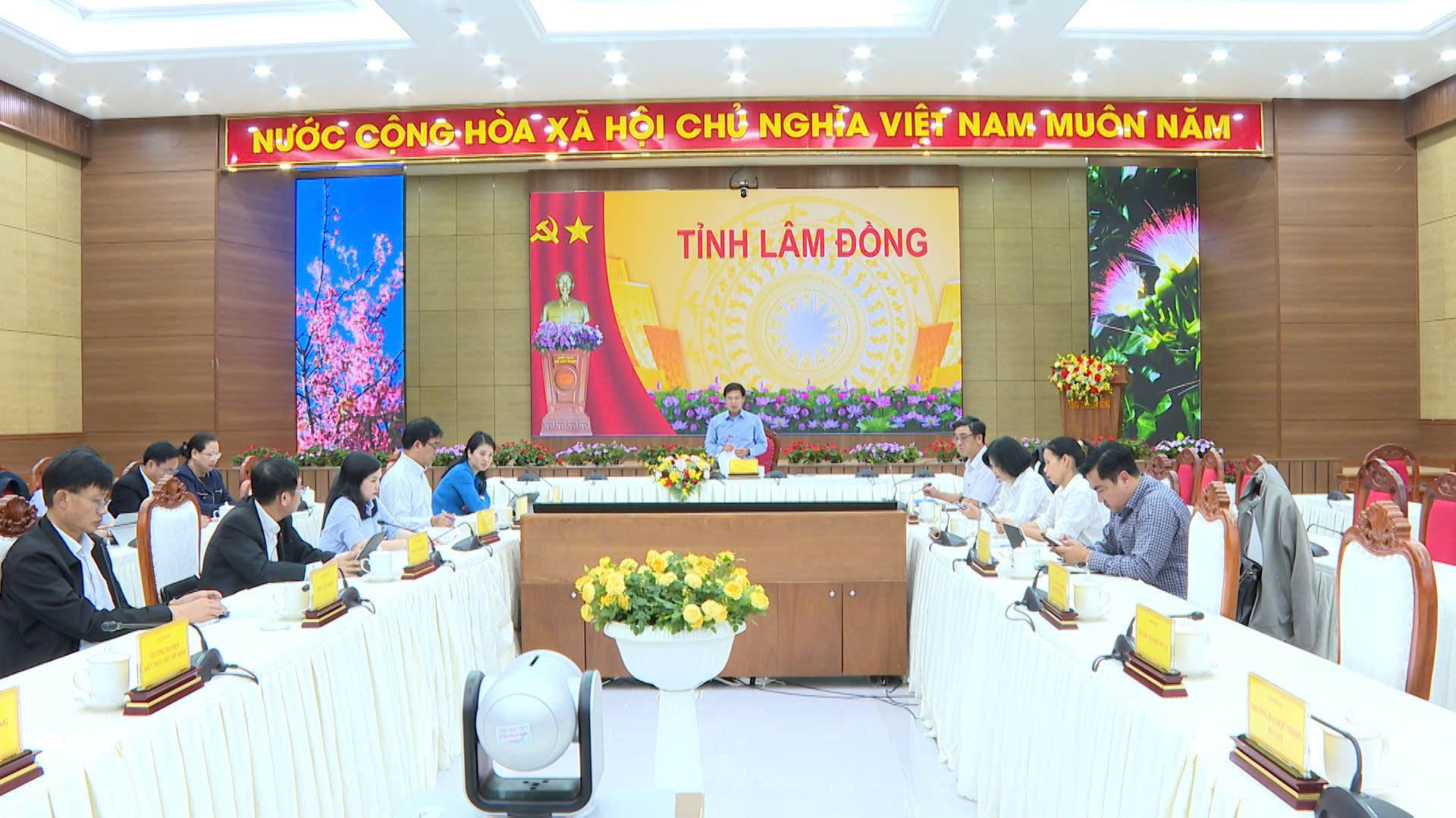 Dinh Van Tuan, Member of the Provincial Party Committee and Vice Chairman of the Lam Dong Provincial People’s Committee, chairs the conference