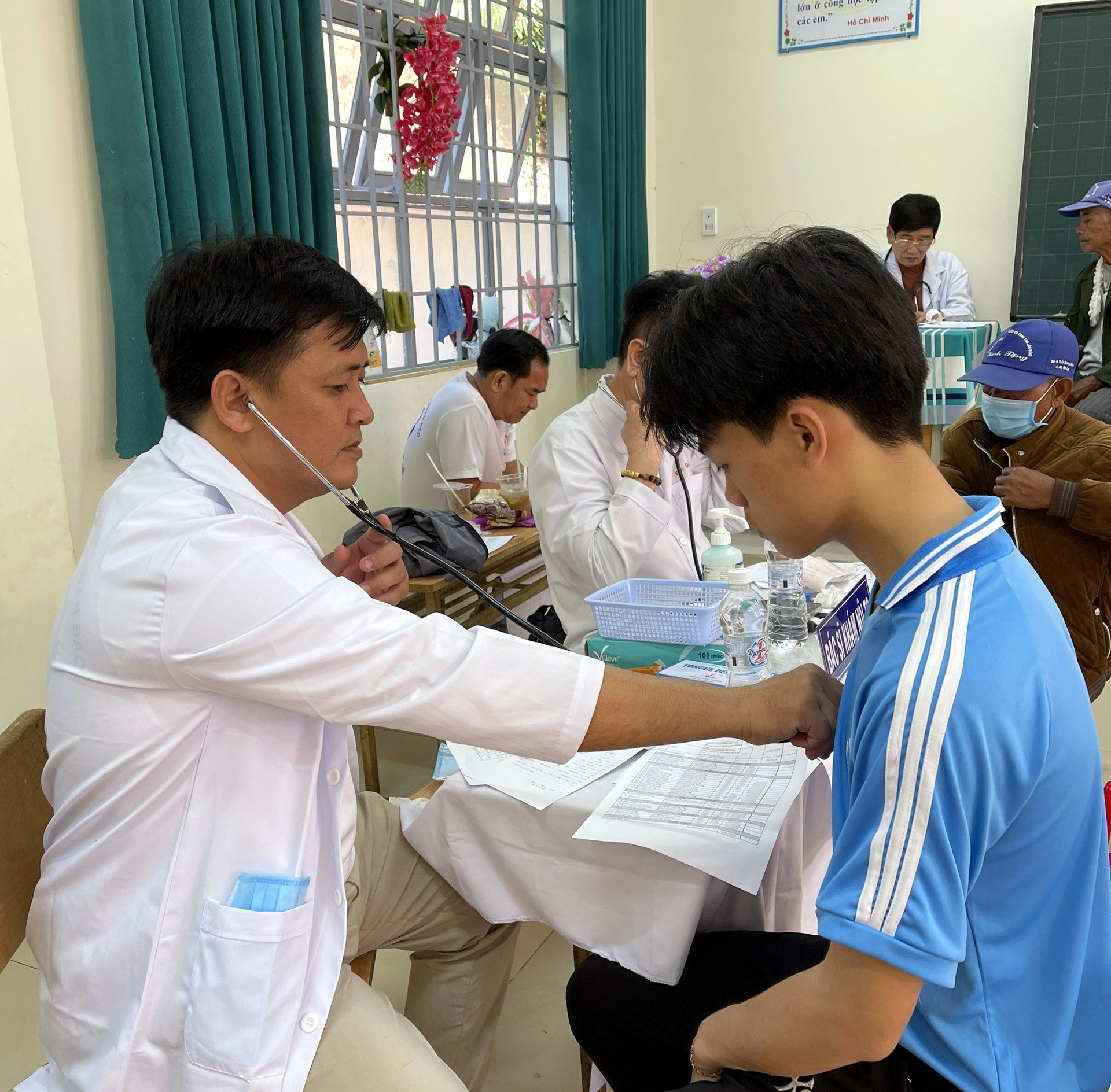 Gấp rút triển khai khám sức khỏe miễn phí toàn dân