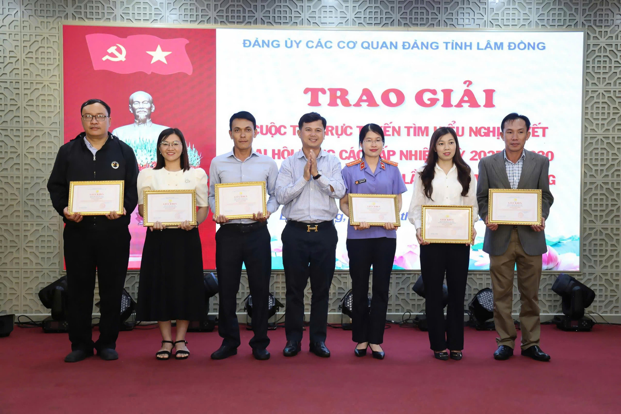 Đồng chí Châu Ngọc Lương trao giải nhì cho các cá nhân đạt giải