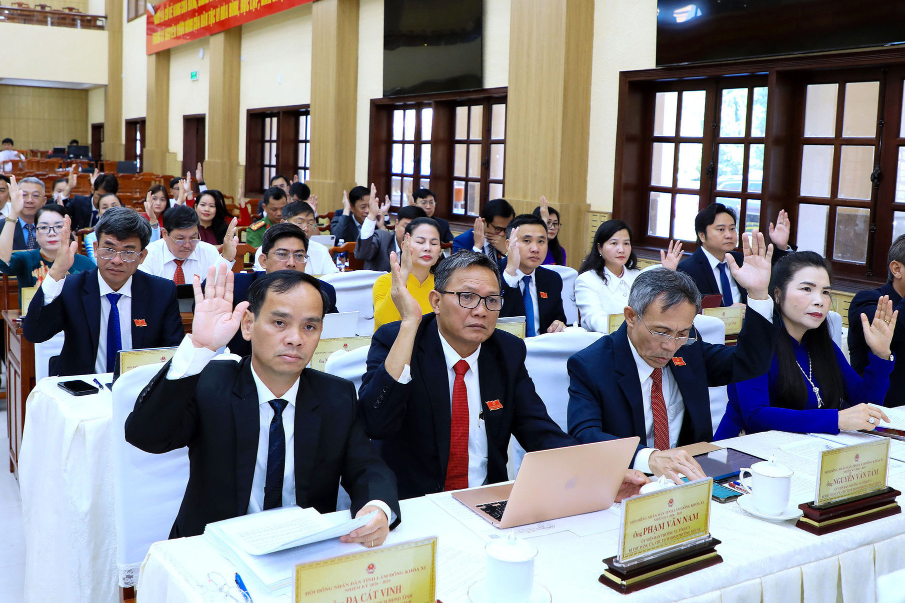 Các đại biểu HĐND tỉnh tập trung nghiên cứu, thảo luận, góp ý, biểu quyết thông qua nhiều nghị quyết quan trọng