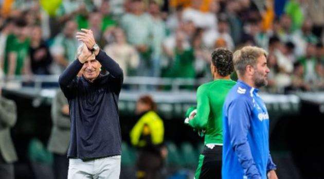 HLV Manuel Pellegrini ăn mừng đầy cảm xúc sau khi chắc suất dự Champions League
