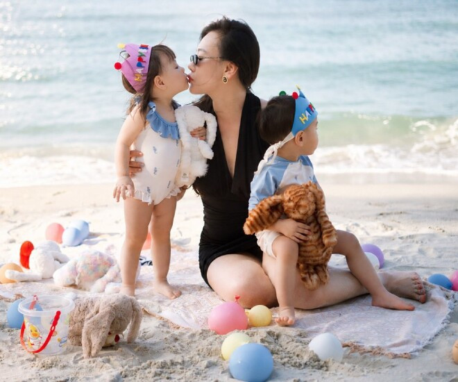 Phương Oanh khoe khoảnh khắc tổ chức sinh nhật cho 2 con trên bãi biển.