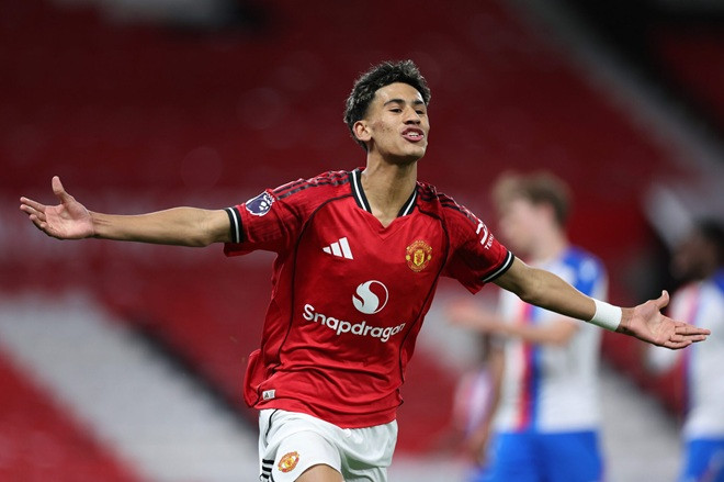 JJ Gabriel trong màu áo U18 Manchester United mùa giải 2025/26