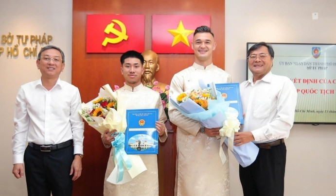 Khoa Ngo và Patrik Lê Giang nhận quyết định công nhận quốc tịch Việt Nam tại TP.HCM.