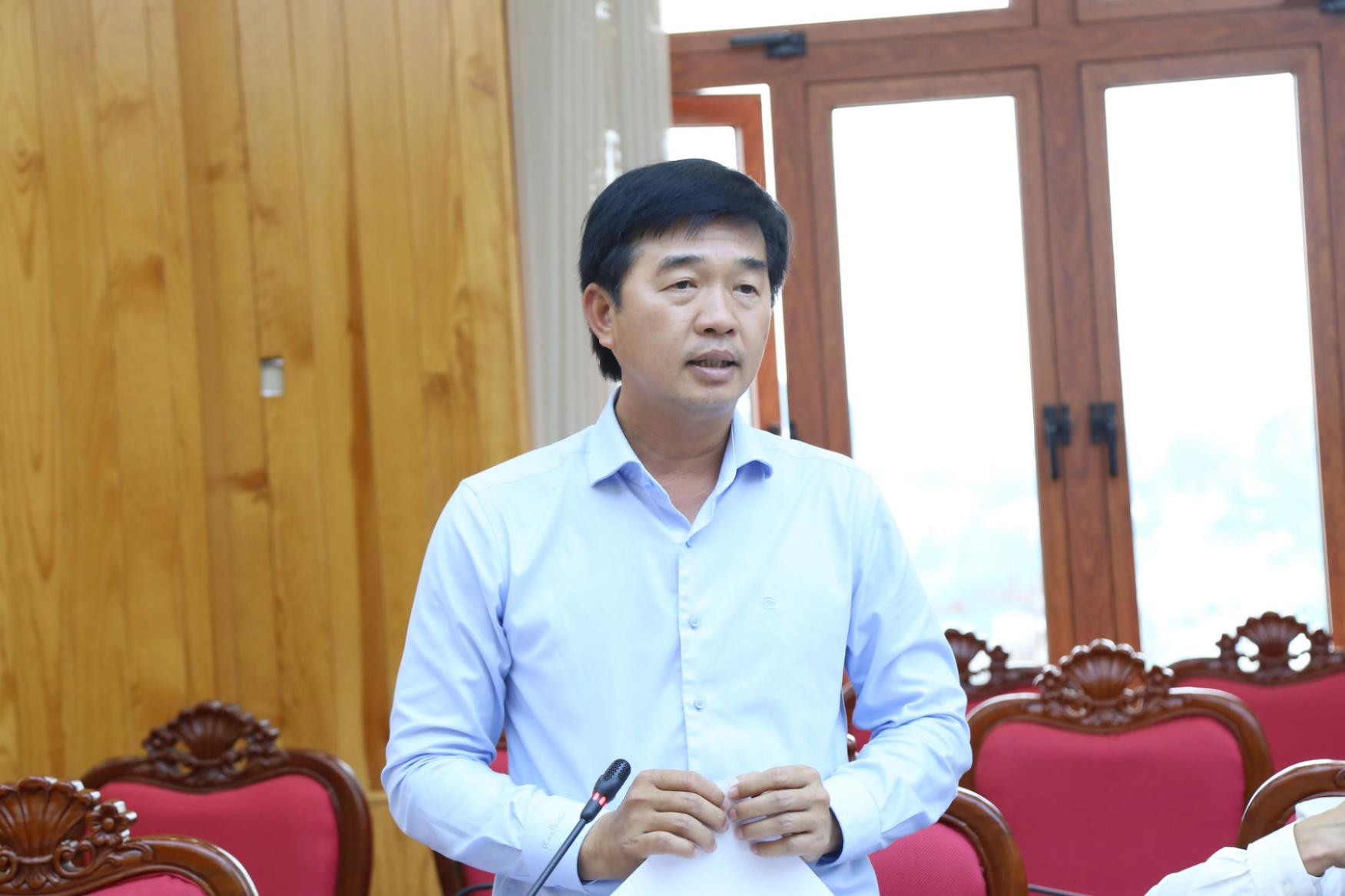 Phan Nguyen Hoang Tan, Director of the Department of Agriculture and Environment, raised comments regarding forest land issues during the meeting