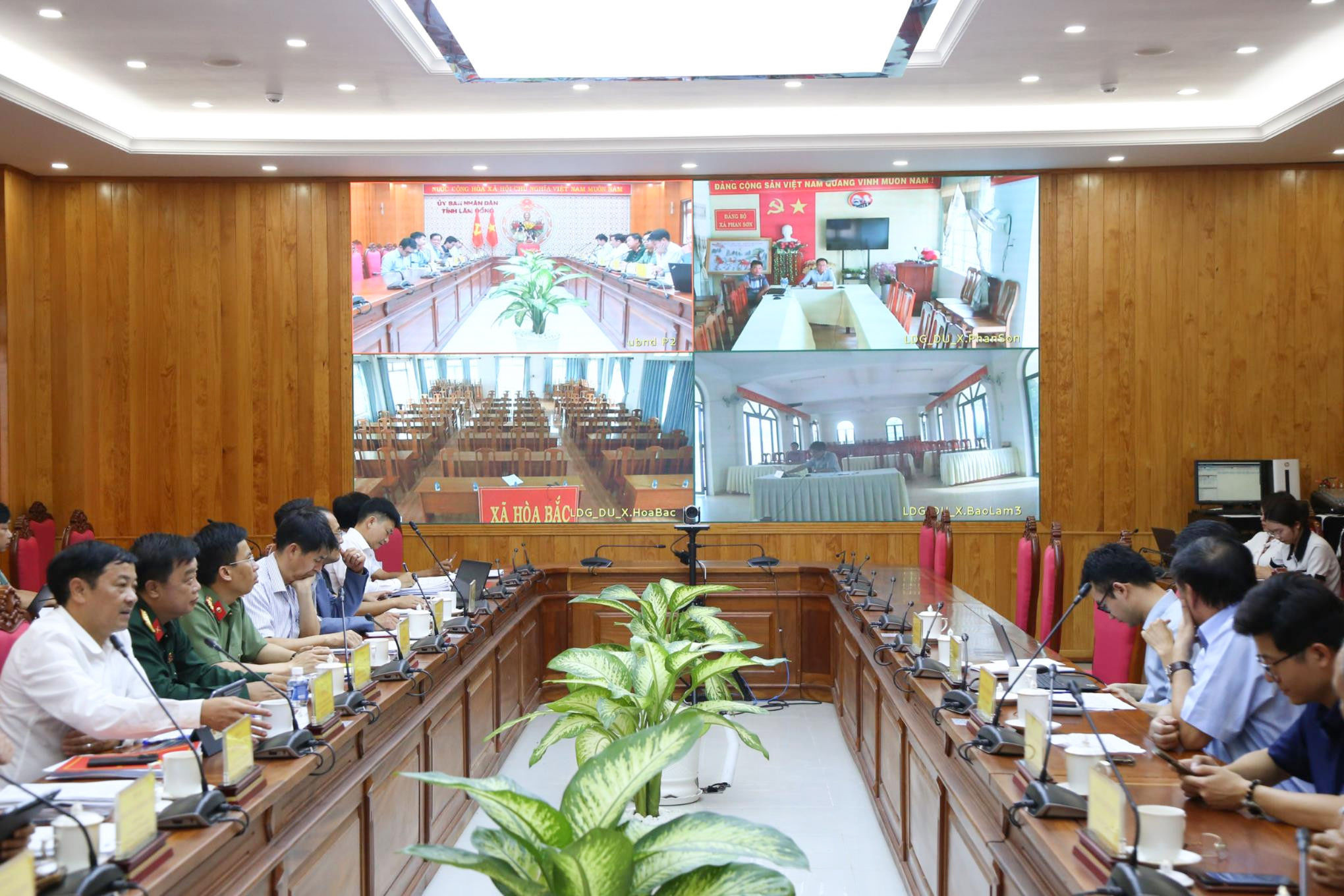 Standing Vice Chairman of the Lam Dong Provincial People’s Committee Le Trong Yen requested provincial departments and agencies to coordinate and support the investor during the survey and impact assessment process related to the projects
