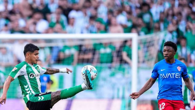 Cucho Hernandez ghi bàn mở tỷ số cho Real Betis bằng cú sút xa đẹp mắt