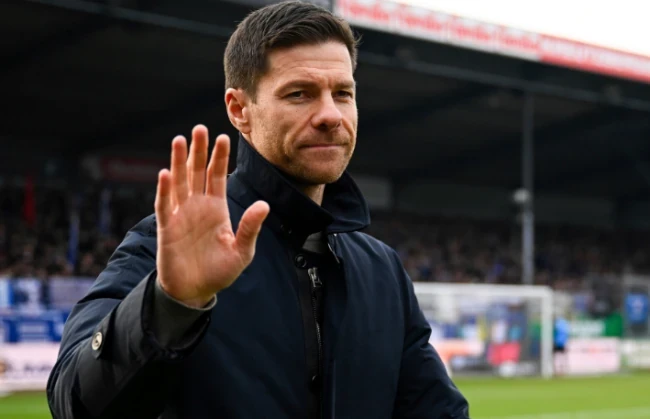 Xabi Alonso đang cân nhắc giữa hai bến đỗ Chelsea và Liverpool trong sự nghiệp cầm quân