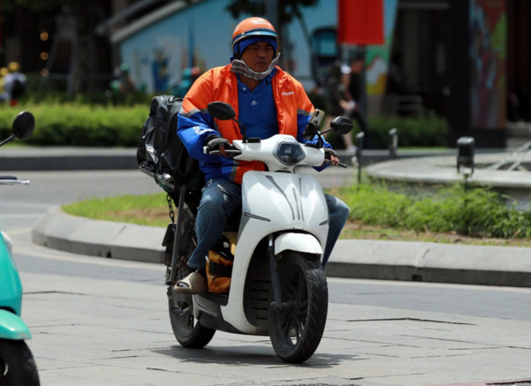 Tài xế công nghệ sử dụng xe máy điện Dat Bike vận hành liên tục trong đô thị