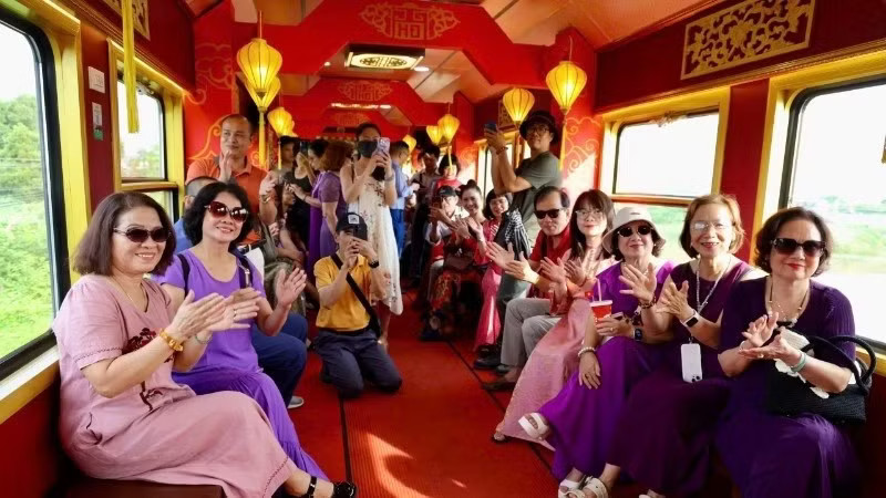 Passengers share joyful moments after unexpectedly meeting one another on a train journey. (Photo: nhandan.vn) z7820893203592-dad52417c92e3708187b14f111ee62ae-4324.jpg