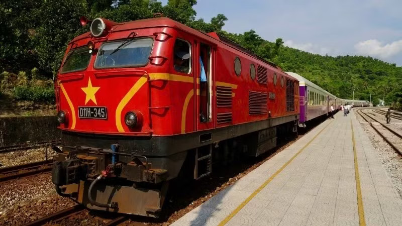 The Hue–Da Nang “Central Heritage Connection” train takes passengers along one of Vietnam’s most spectacular coastal railway routes. (Photo: nhandan.vn)