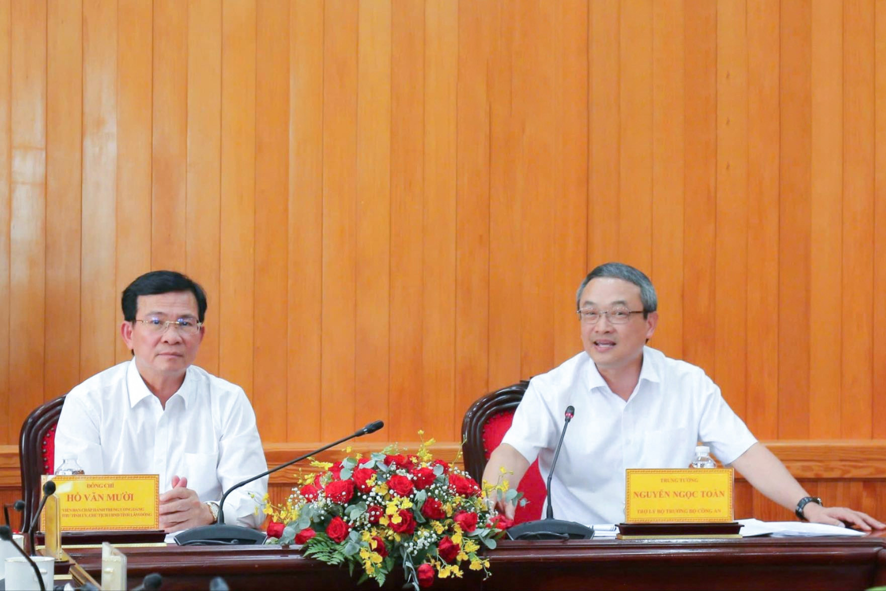 Chairman of the Lam Dong Provincial People’s Committee Ho Van Muoi chaired the meeting with the Vietnam People’s Public Security Sports Association.