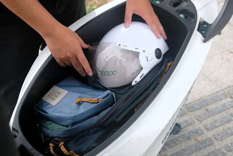Cốp xe máy điện Dat Bike Quantum S1 có dung tích 41 lít lớn hơn Honda Lead