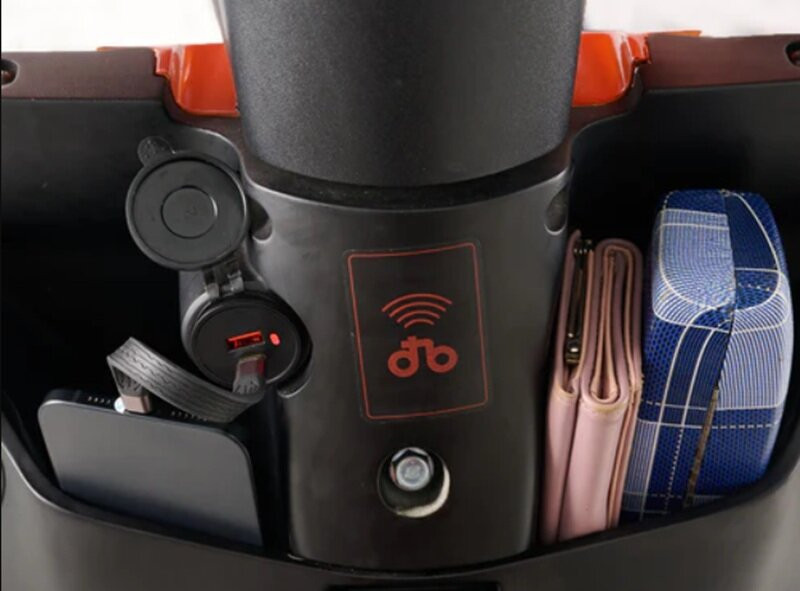 Hộc chứa đồ phía trước và hệ thống phanh CBS trên Dat Bike Quantum S1