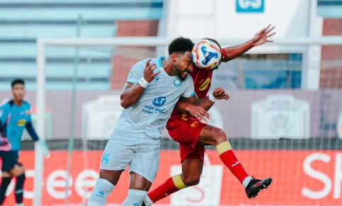 Tiền đạo Nguyễn Xuân Son trong trận đấu với Selangor FC.