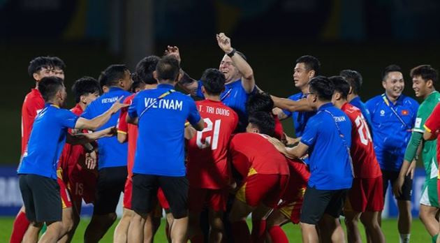Huấn luyện viên Cristiano Roland cùng các cầu thủ U17 Việt Nam ăn mừng thành tích dubai casino 88 - dubai palace dubaicasino88.bio.
