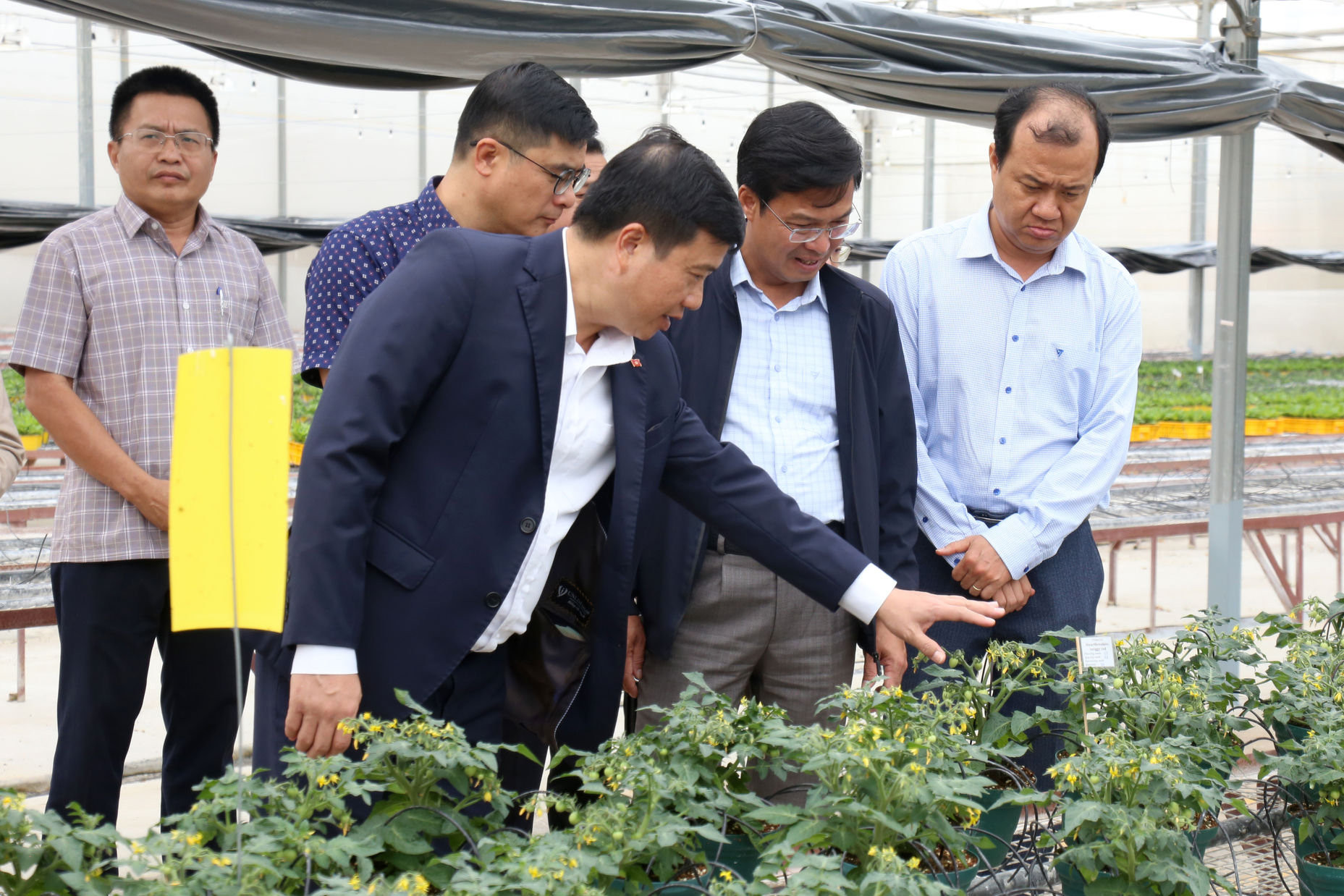Lam Dong Party Secretary Y Thanh Ha Nie Kdam inspects the company’s products