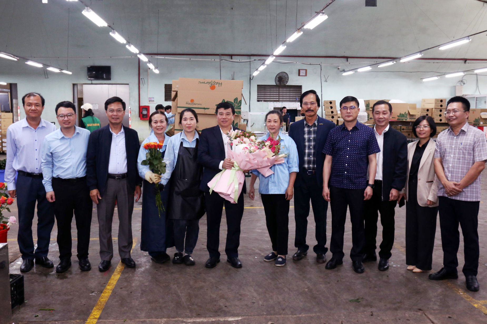 Lam Dong Party Secretary Y Thanh Ha Nie Kdam takes a commemorative photo with leaders and workers of Dalat Hasfarm