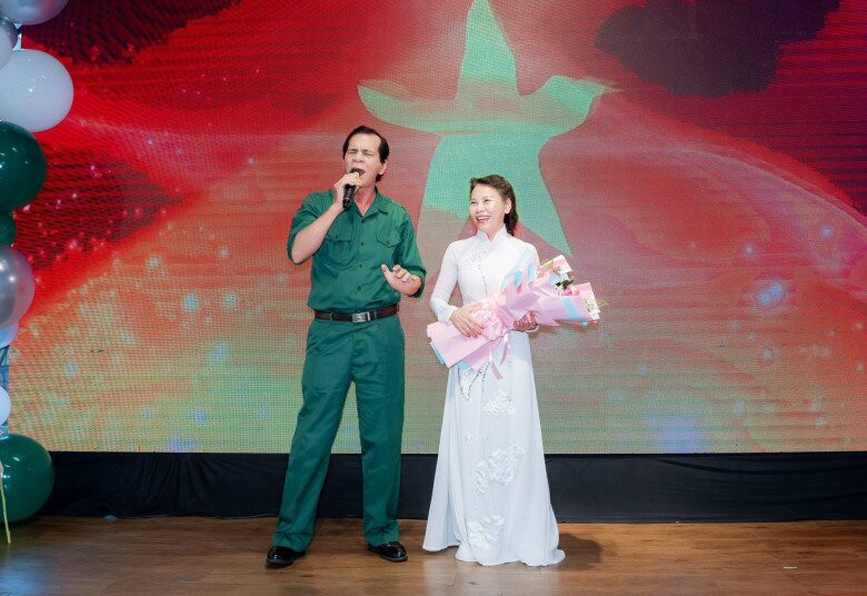 Ông Hồ Sĩ An hát chúc mừng vợ trên sân khấu