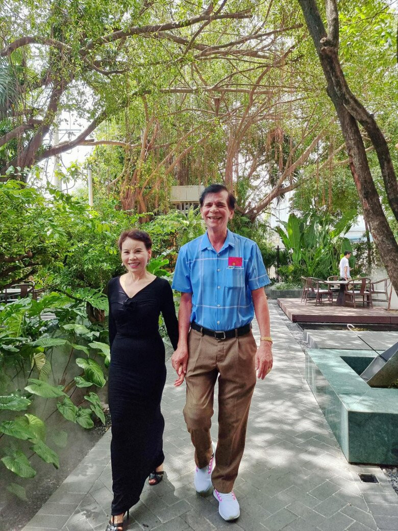 Bà Ngọc Hương và ông Hồ Sĩ An ngọt ngào bên nhau