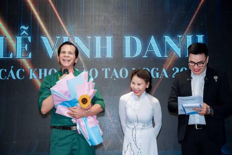 Ngoại hình phong độ của bố ruột Hồ Ngọc Hà ở tuổi ngoài 70