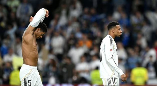 Kylian Mbappe đối mặt với áp lực nặng nề từ cổ động viên nhà.